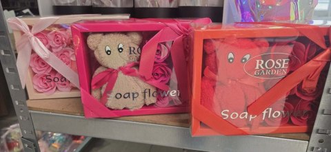 Ozdoba walentynkowa Flower Box Miś myjka z różami mydlanymi