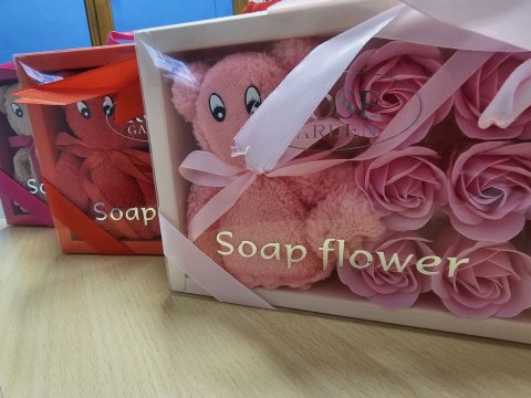 Ozdoba walentynkowa Flower Box Miś myjka z różami mydlanymi